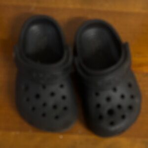 C5 Crocs Classic Solid Black Baby/Toddler Slip-On back strap shoes.  In EUC!